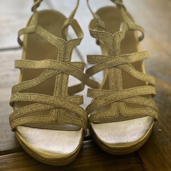 Naturalizer Gold Strappy Sandals for Summer - Picture 2 of 5